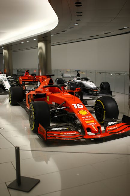 Monoplaces Ferrari exposées au musée de Modène, salle moderne et brillante