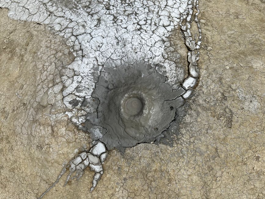Bulle de boue au centre d'une terre craquelée ressemblant à un geyser