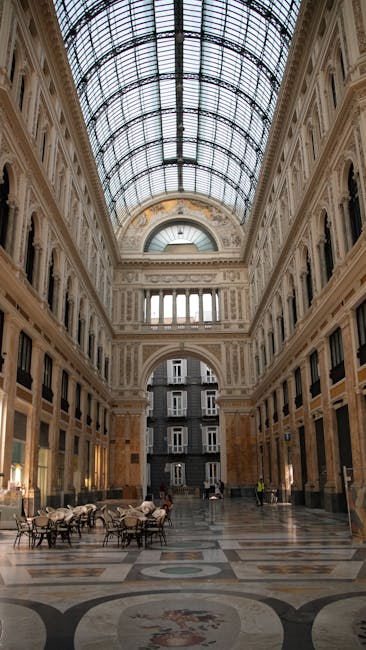 Intérieur d'une grande galerie couverte avec verrière et tables de café