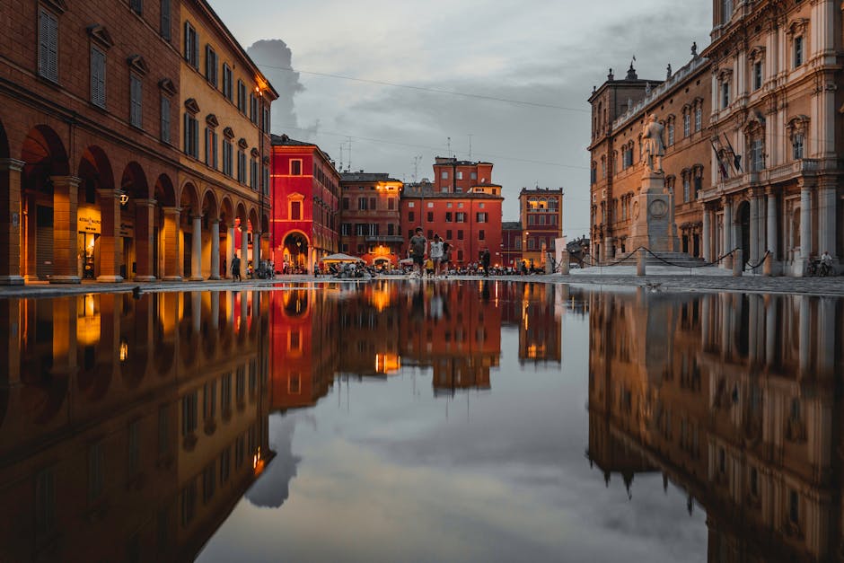 Spiegelnde Gebäude und Arkaden auf dem Piazza Grande in Modena
