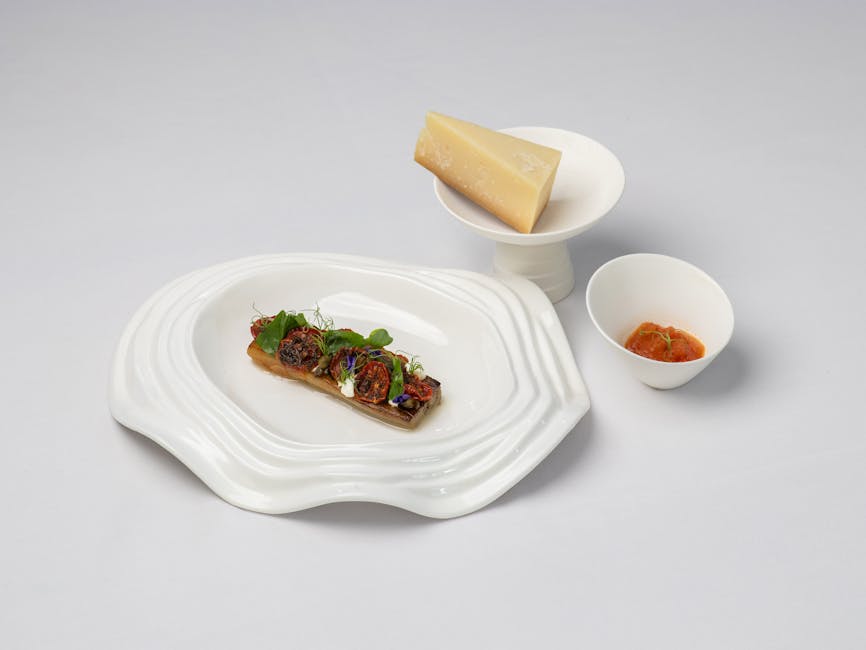 Witte bordpresentatie met klein voorgerecht en stuk Parmezaanse kaas uit Modena-regio.