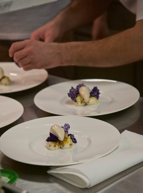 Chef bereidt fijne amuses met paarse garnituur in restaurant van Modena