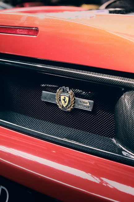 Gros plan sur l'emblème Ferrari rouge, hommage à l'héritage de Modène