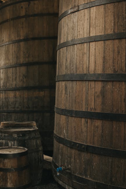 Grote houten balsamico-vaten in traditioneel opslaglokaal nabij Modena