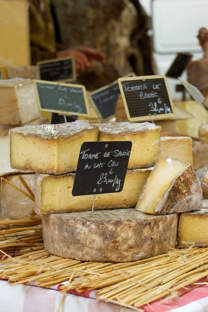 Esposizione di formaggi alla Salumeria e Formaggeria La Corte