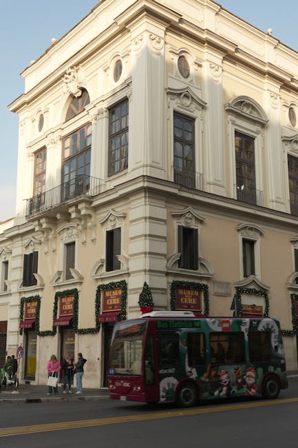 Eckhaus mit geschmückten Schaufenstern und Bus in Modena.