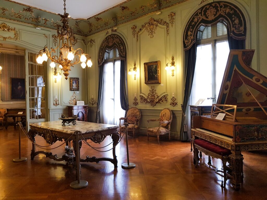 Opulent ausgestatteter Salon mit Cembalo im Casa Museo Pavarotti.