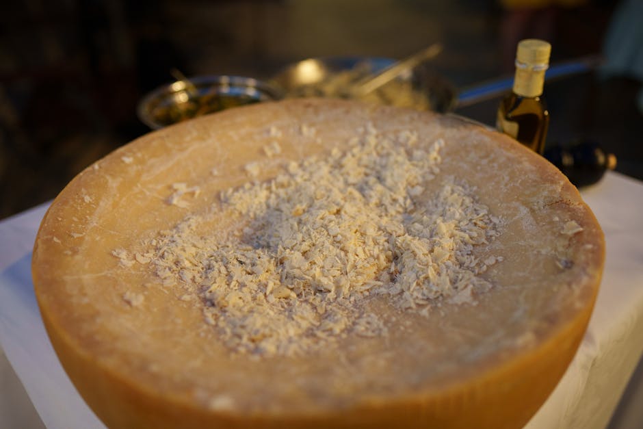 Wydrążony krąg sera z wiórkami Parmigiano na targu w Modenie
