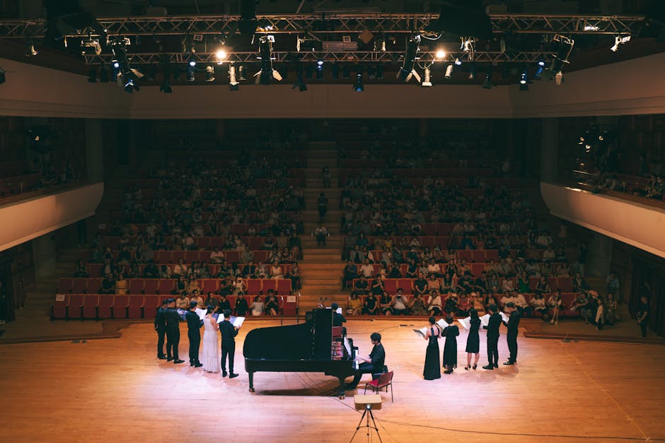 Scène de concert avec pianiste et choristes devant public, Modène