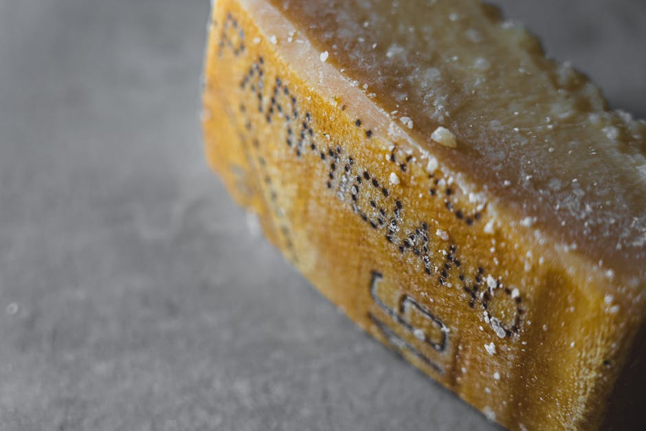 close‑up van de kruimelige textuur van Parmigiano‑Reggiano tijdens proeverij