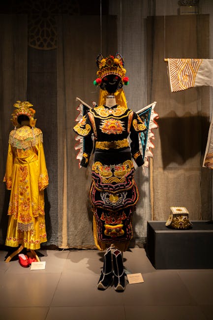Kleurrijk opera-costuum op etalagepop in Modena museumzaal