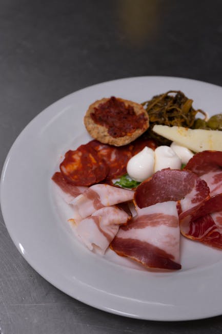 Bordjes gnocco fritto met gezouten vlees in een lokaal eethuis