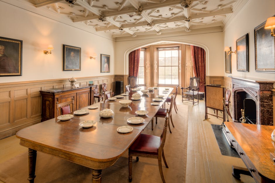 Salle à manger historique avec grande table dressée et plafond sculpté à Modène