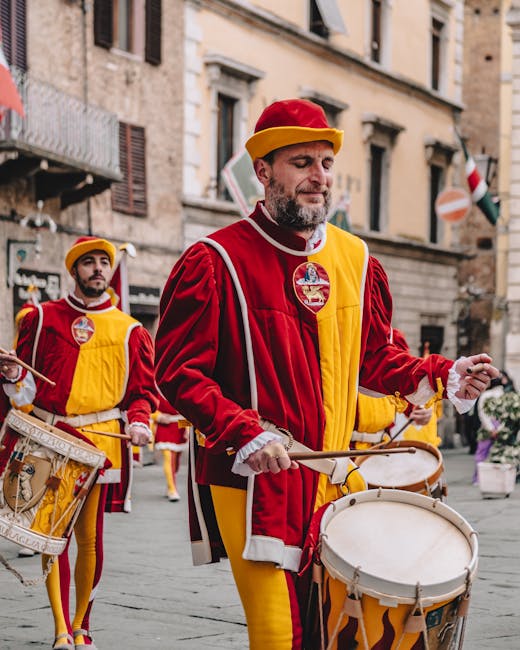 Tambouriniste en costume rouge et jaune jouant pendant la parade à Modène