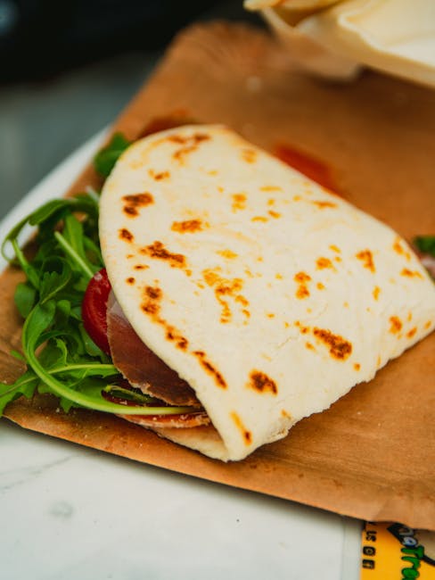 Gevulde tigelle bij een streetfoodkraam in Modena