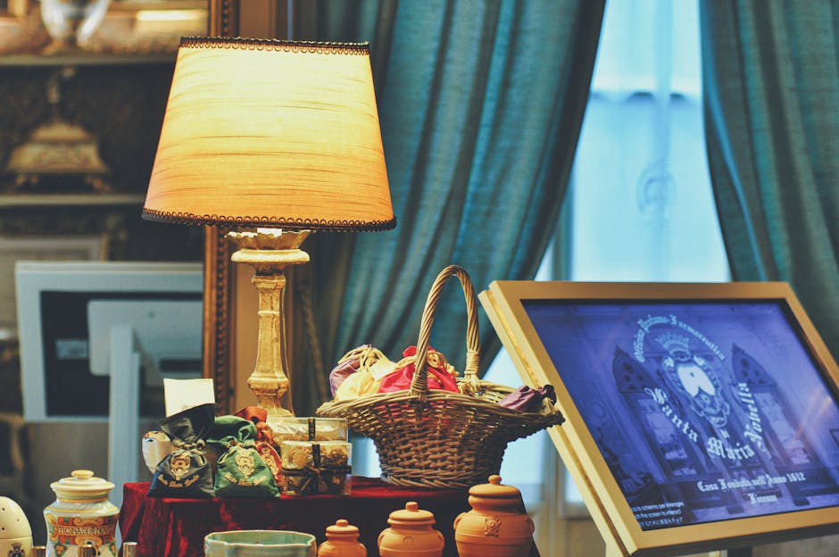 Warme tafellamp en geschenken op display in Modena museumwinkel