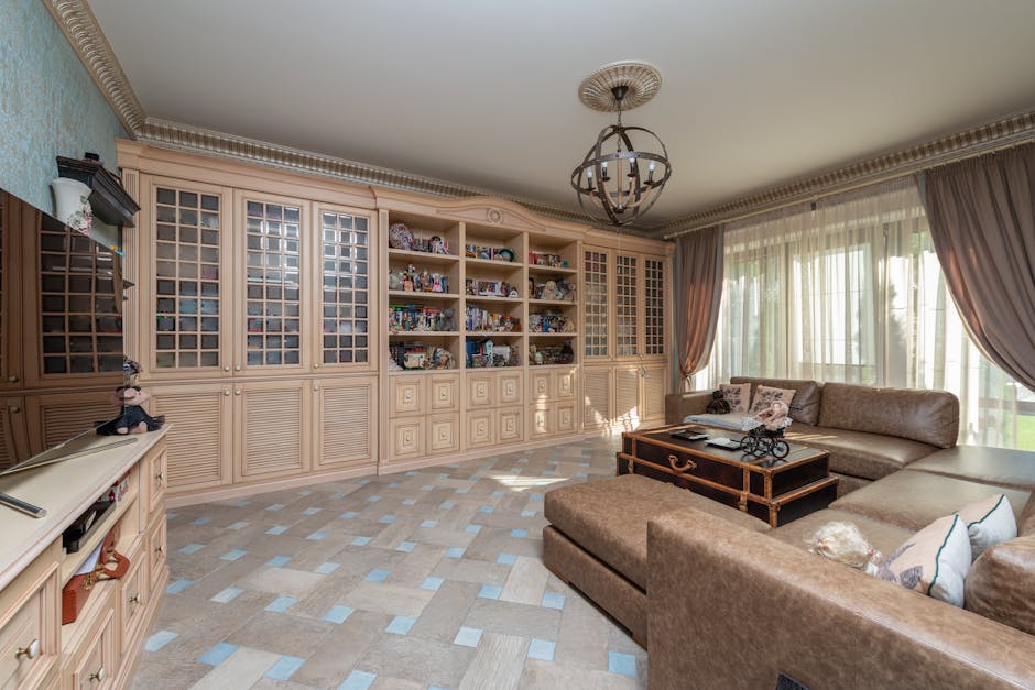 Salon élégant avec grandes étagères et canapé en cuir, Casa Museo Pavarotti à Modène