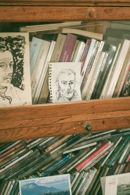 Skizzen, Bücher und CDs hinter Glasvitrine im Casa Museo Pavarotti.