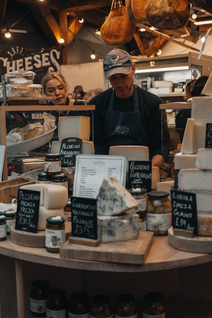 interieur van Mercato Albinelli met kaaskraam