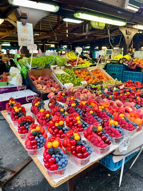 Coupes de fruits rouges et étal de fruits au marché de Modène