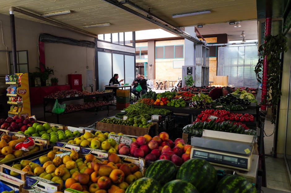 Overdekte groente- en fruitkraam in Modena met mensen op de achtergrond