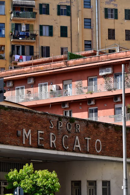 Mercato-ingang met SPQR-opschrift en appartementen op de achtergrond in Modena