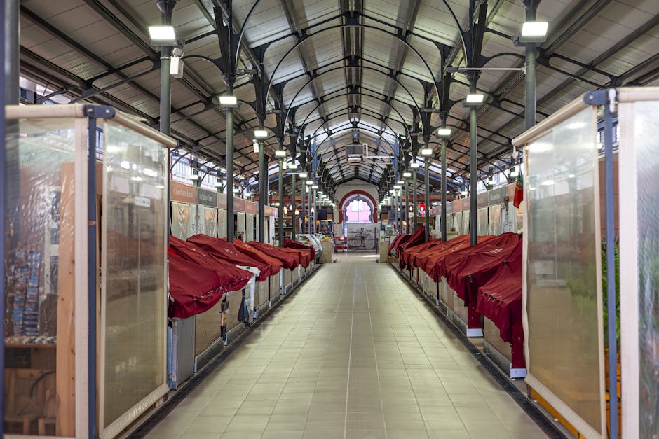 Corsia centrale del mercato coperto di Modena con banchi coperti rossi