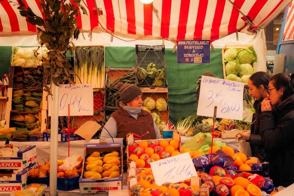 Openluchtmarkt op Piazza Matteotti met straatverkopers en producten