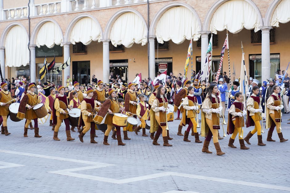 Tambours et musiciens en costumes ocre et bordeaux défilant à Modène