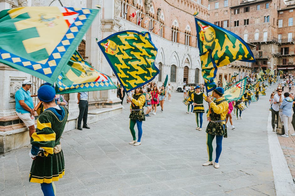 Porte-drapeaux verts et jaunes exécutant des figures lors du cortège à Modène