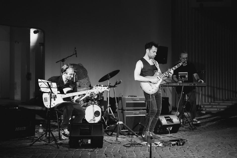 Quartetto jazz che suona sotto i portici di Modena di sera