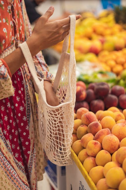 Lokale boodschappen en herbruikbare tassen op de markt van Modena