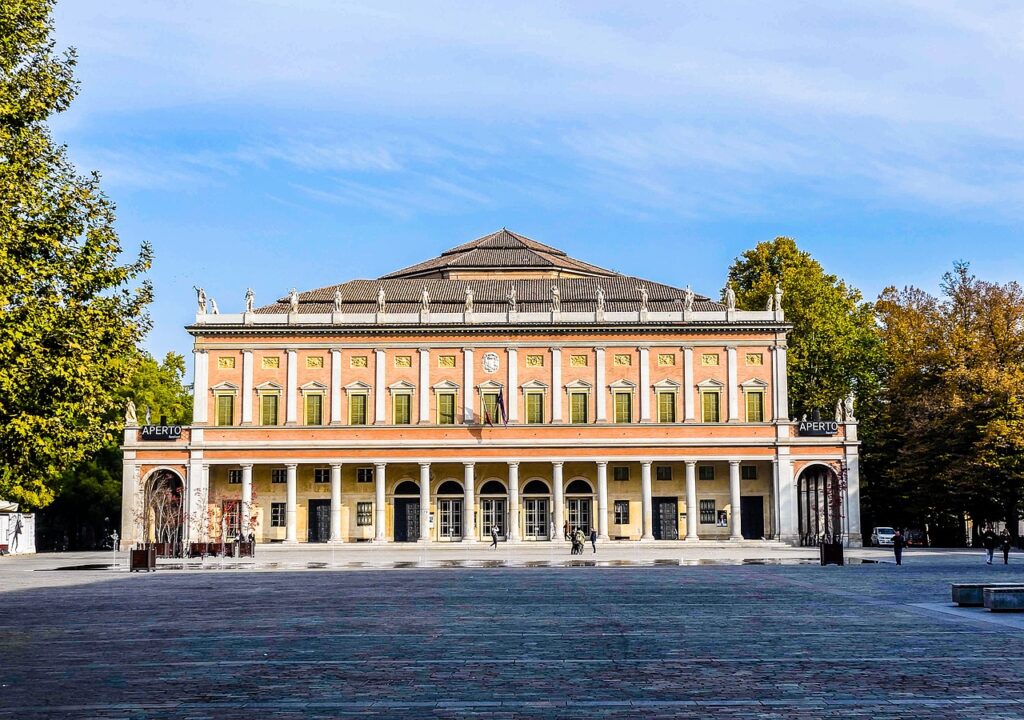 Facciata del Teatro Comunale di Modena con colonne e statue