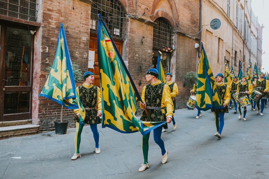 Jongleurs de drapeaux verts et jaunes marchant dans une ruelle de Modène