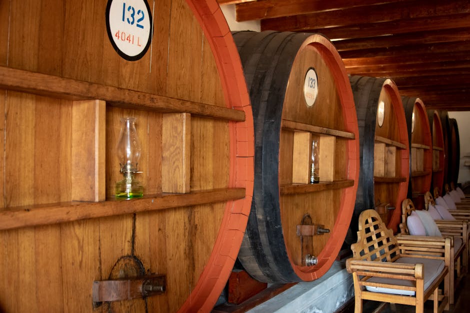 Houten vaten in een acetaia tijdens een balsamico-proeverij