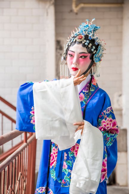 Personnage en costume traditionnel d'opéra chinois, robe bleue et maquillage