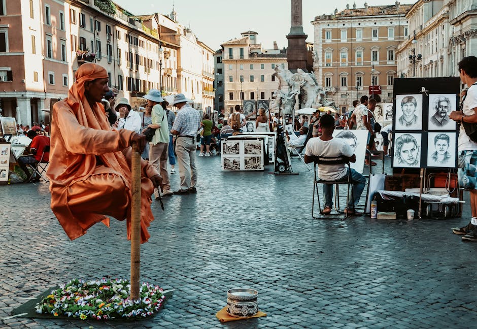 Artista che sembra levitare su un palo nella piazza affollata