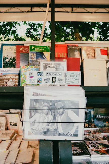 Kraam met boeken, ansichtkaarten en tijdschriften op straatmarkt in Modena.