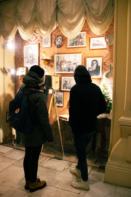 Bezoekers bekijken vitrine met gefotografeerde memorabilia in Modena-museum.