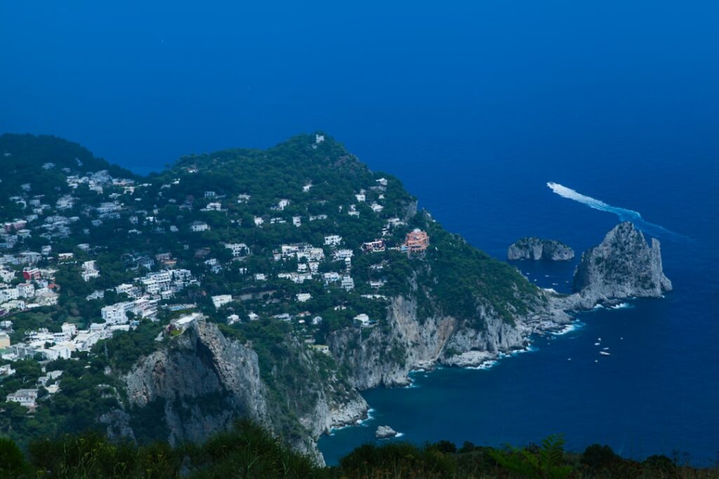 Luchtfoto van Capri's kust met villa's op de kliffen en Faraglioni