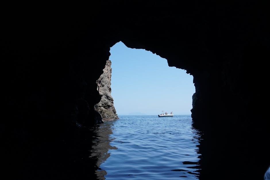 Meeresblick aus einer Höhle bei Capri mit kleinem Boot