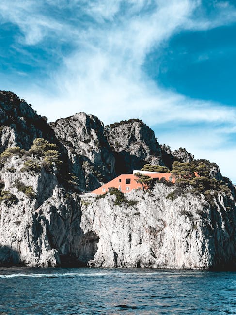 Rode villa op steile klif, zeezicht bij Capri