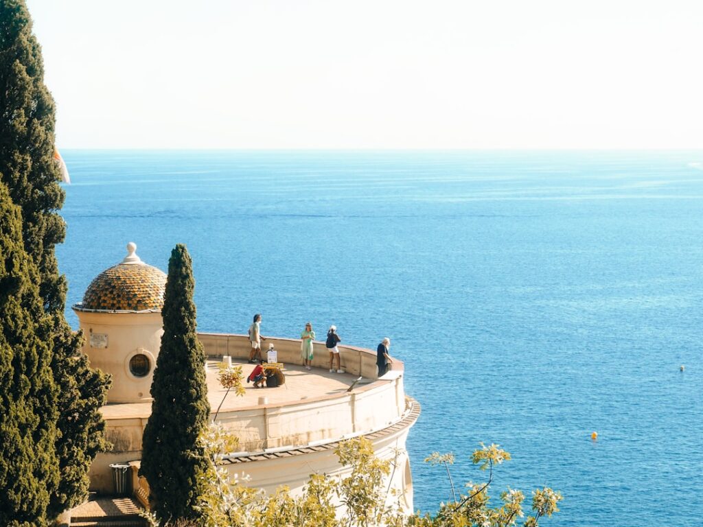 Belvédère circulaire à Capri avec dôme carrelé et visiteurs admirant la mer