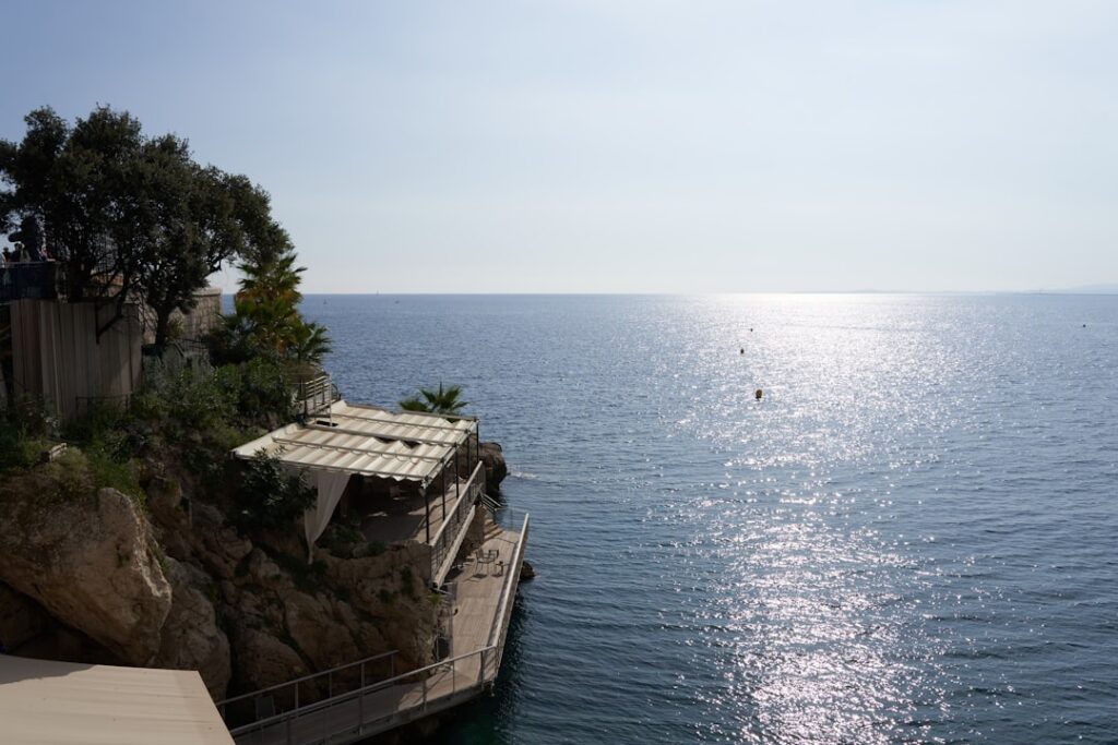 Küste von Capri mit Terrassenplattform und glitzerndem Meerlicht