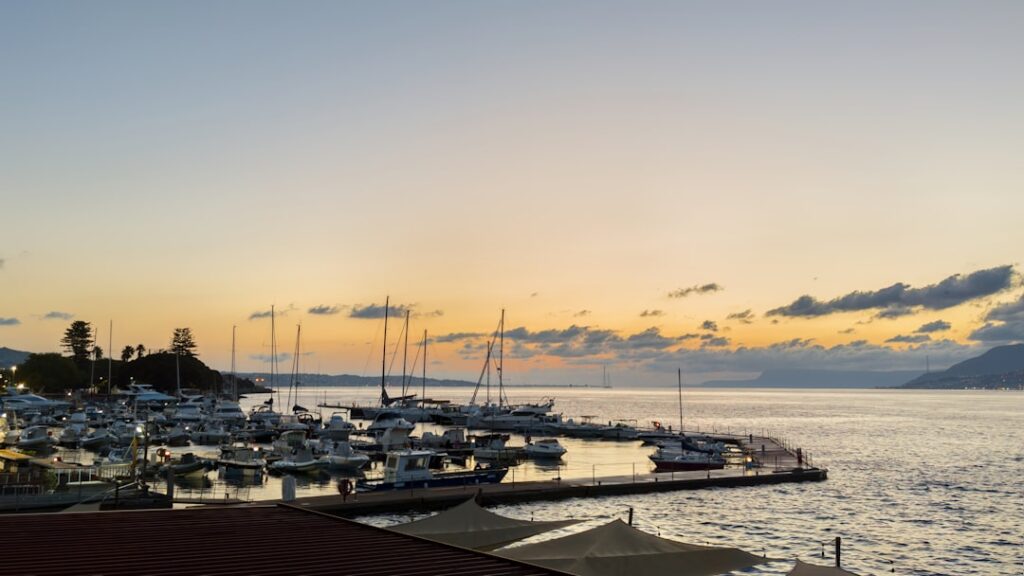 Boote im Hafen bei Capri während sanfter Abenddämmerung