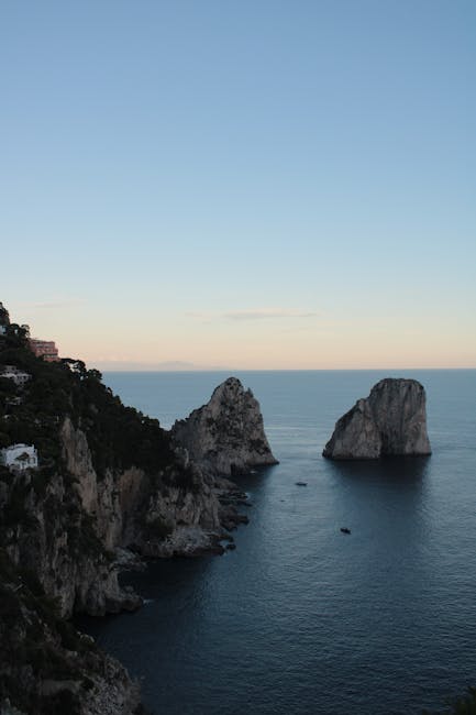 Criques et Faraglioni se détachant sur la mer au crépuscule à Capri