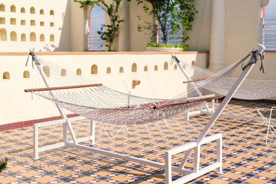 Deux hamacs blancs sur une terrasse carrelée à Capri