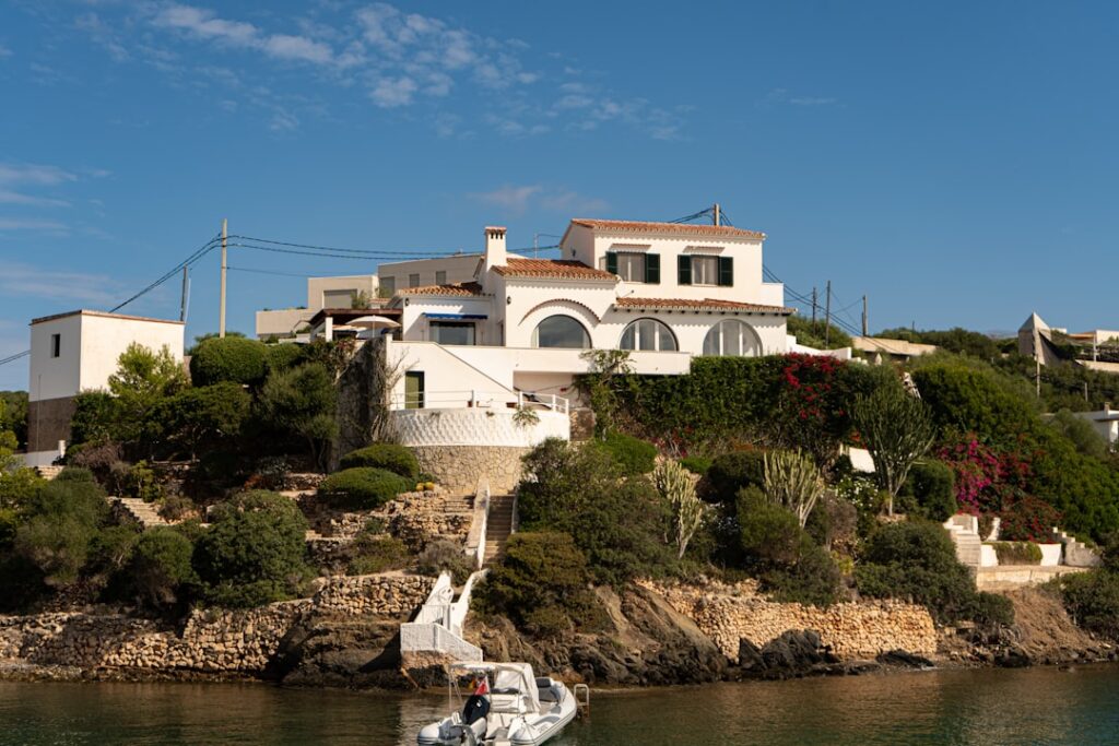 Villa blanche perchée sur une côte rocheuse à Capri