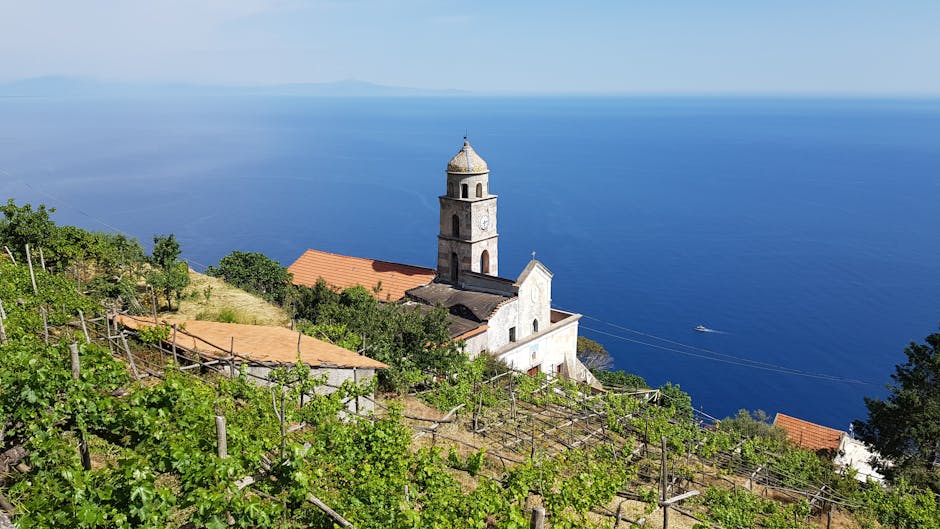 Chiesa su pendio con vigneti e vista sul mare a Capri
