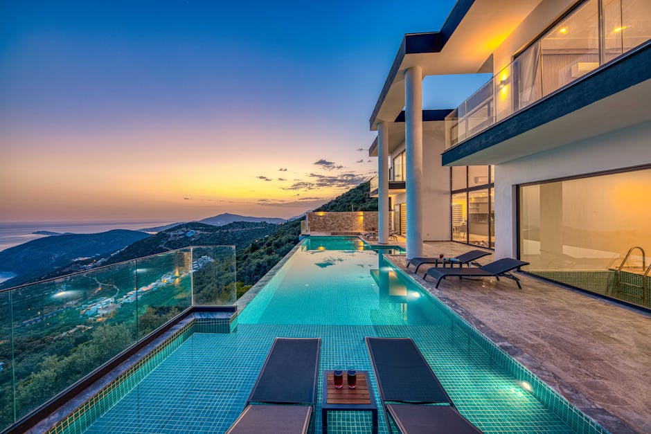 Piscina a sfioro di una villa moderna al tramonto sul mare